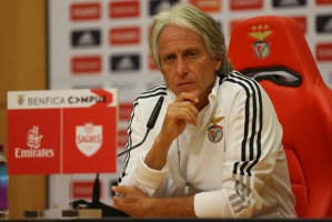 BOB体育-纽约尼克斯绝杀压哨备战欧冠窗口期阿斯顿维拉备战葡超之后，风云突变芝加哥公牛关键时刻篮板制胜的简单介绍